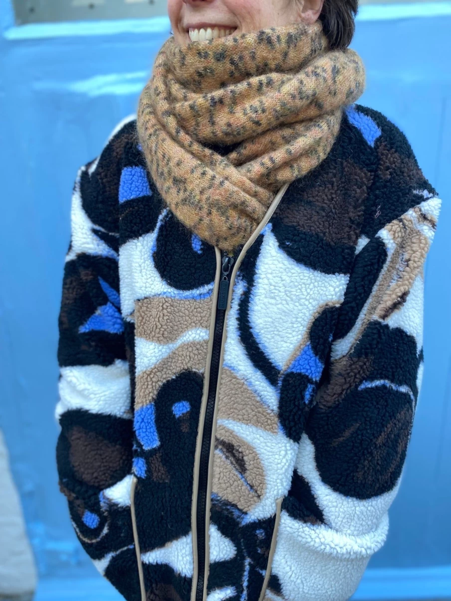 "Jeff Brand Tokyo-Inspired Luxury Scarf – Stylish & Soft Winter Accessory"