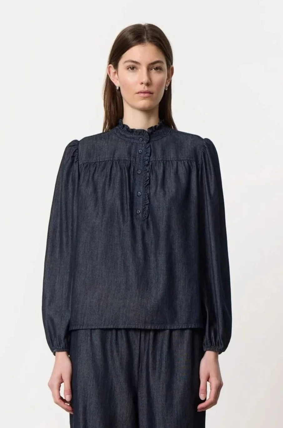 Levete Women's Fabiola Shirt - Classic Casual Top for Everyday Wear